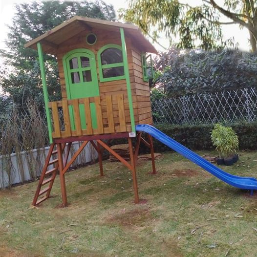 Casinha elevada em madeira com escorregador CLB 040