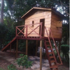 Casinha elevada em madeira CLB 030