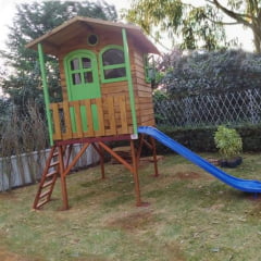Casinha elevada em madeira com escorregador CLB 040