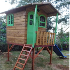 Casinha elevada em madeira com escorregador CLB 040